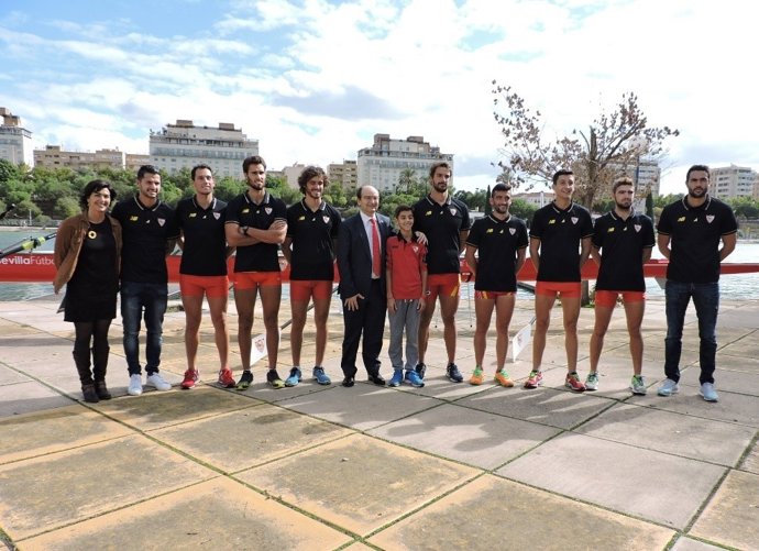 Rienda, Castro, futbolistas y remeros en la presentación del nuevo barco