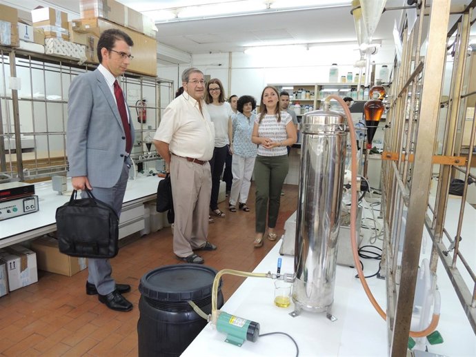 Representante de Campo Sur Investiga, en laboratorio de biocombustibles.