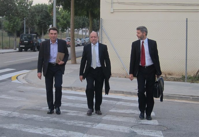 J.A.Rosell (Infraestructures.Cat), izq; el abogado Andreu Van Den Eynde, derecha