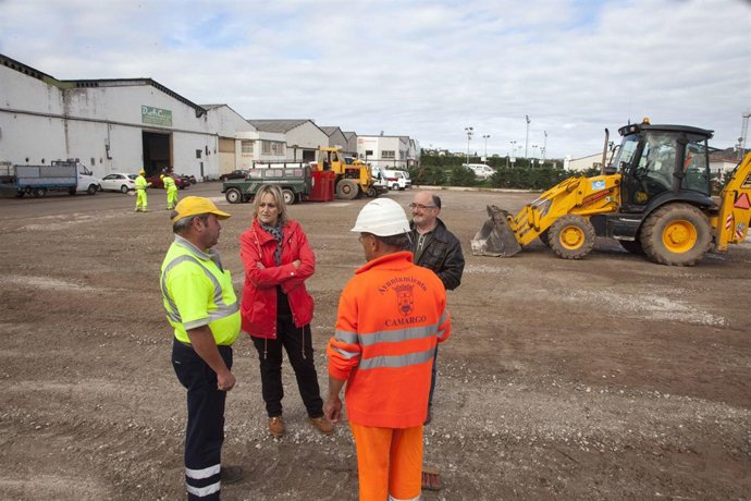 Trabajos de limpieza de una finca pública en La Maruca