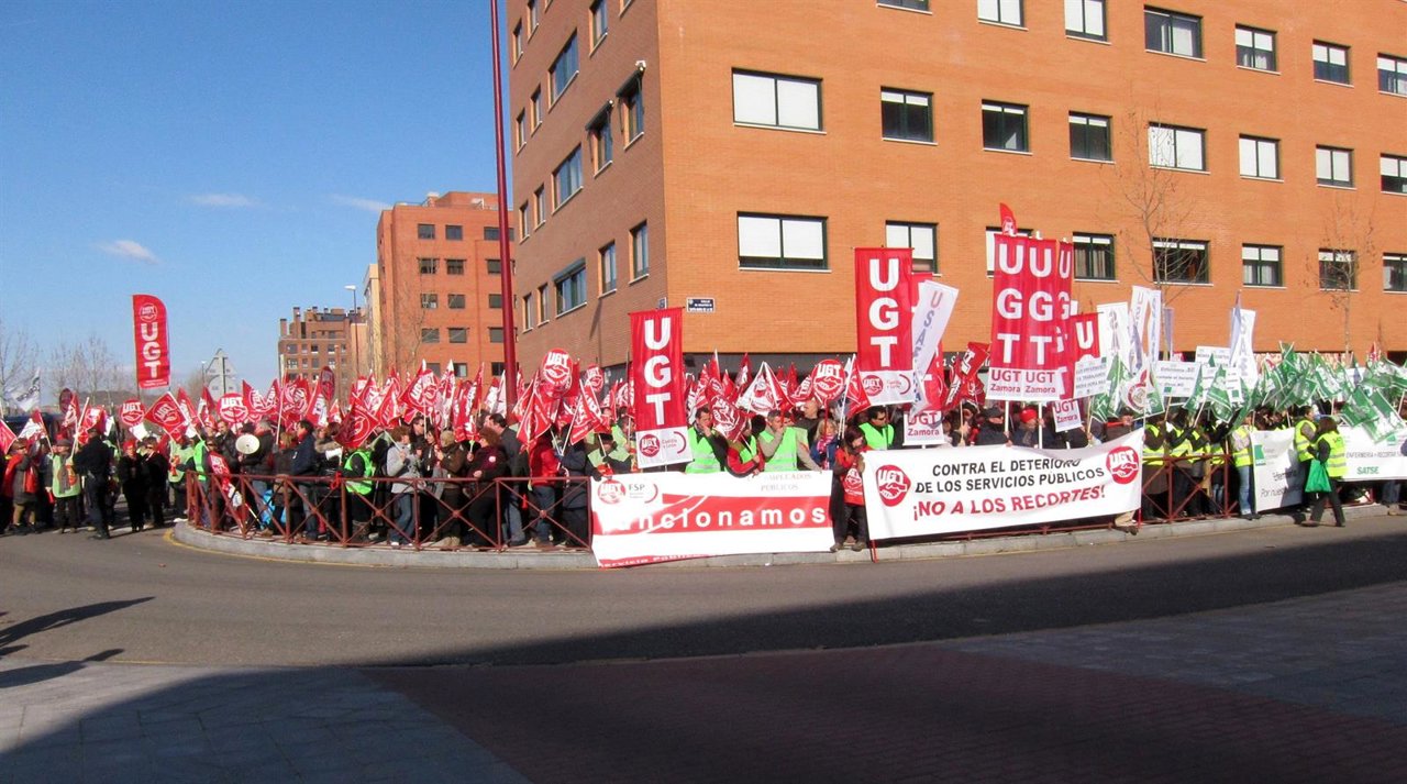 Manifestación De Emleados Públicos De Cyl Frente A Las Cortes Regionales.