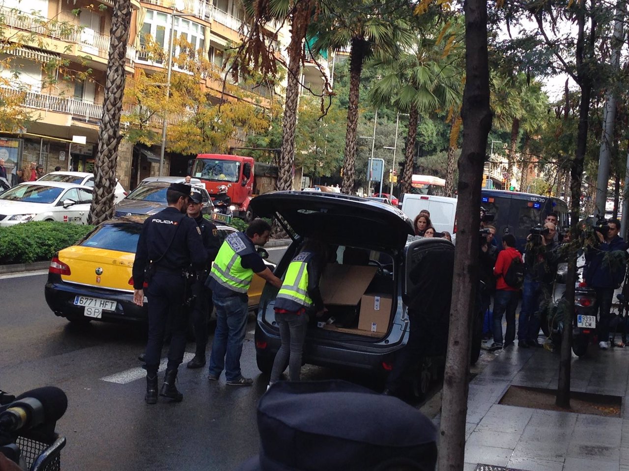 La Policía se lleva una caja tras un registro en el piso de Jordi Pujol