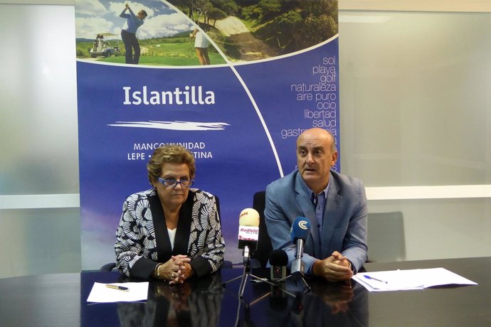 El alcalde de Lepe, Juan Manuel González, junto a la alcaldesa de Isla Cristina.