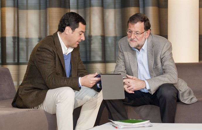 Juanma Moreno y Mariano Rajoy.