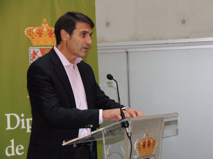 Pedro Fernández durante la rueda de prensa en la Diputación.