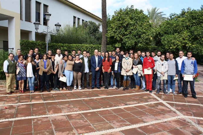 El delegado de Empleo y presidenta del Imdeec con alumnos y monitores de escuela