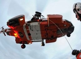 Rescate de dos tripulantes de un velero francés a 150 millas de A  Coruña