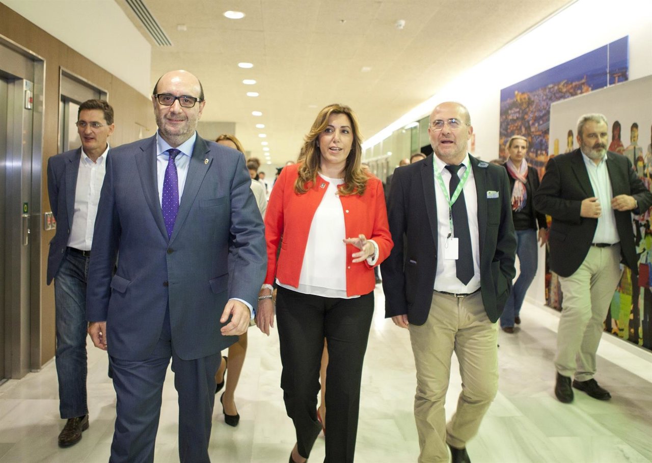 Díaz a su llegada al Palacio de Congresos y Exposiciones de El Toyo