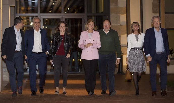 Cospedal llegando a la Junta Directiva del PP riojano con Sanz y Ceniceros