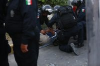 Policías y normalistas se enfrentan en Guerrero en la toma de posesión del nuevo gobernador