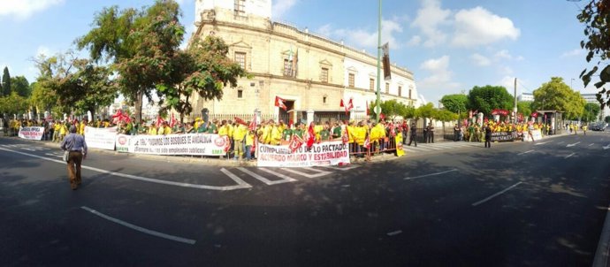 Concentración de trabajadores de la Amaya ante el Parlamento andaluz