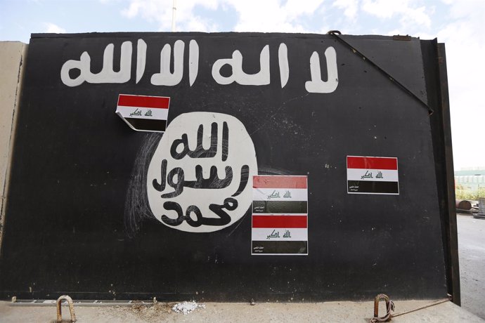 Muro pintado con la bandera de Estado Islámico en Tikrit (Irak)