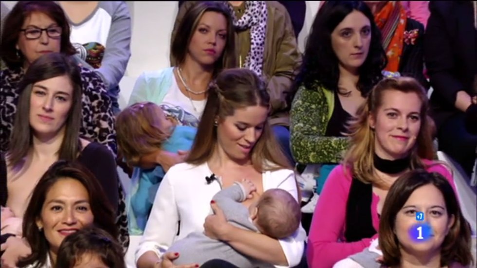 Cristina Lasvignes arranca 'Esto es vida' dando el pecho en directo a su hijo