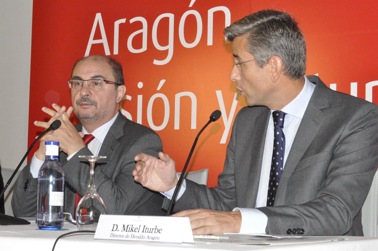 El presidente de Aragón, Javier Lambán, y el director de Heraldo, Mikel Iturbe.