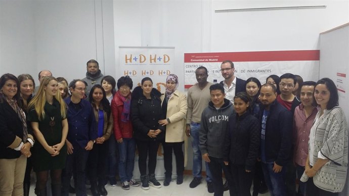 Maroto con inmigrantes en el CEPI de Usera