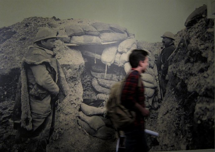 Un visitante en la exposición del Museu d'Etnologia 