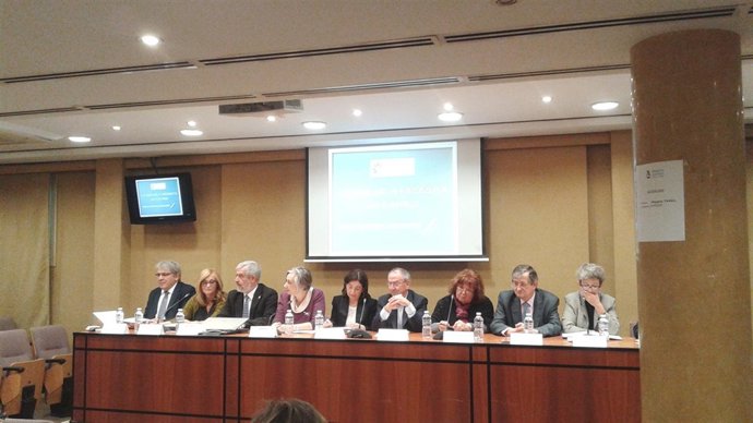 Profesionales y políticos en discuten sobre la necesidad de un pacto educativo