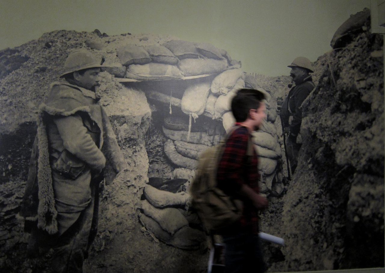 Un visitante en la exposición del Museu d'Etnologia 