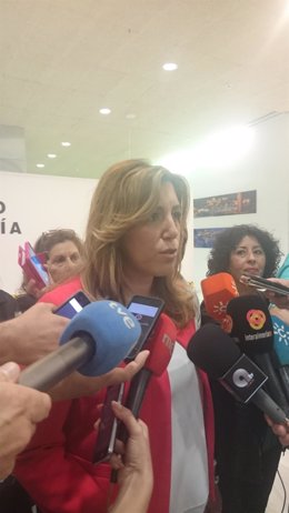Susana Díaz atiende a los medios a su llegada al VII Congreso regional de CSIF