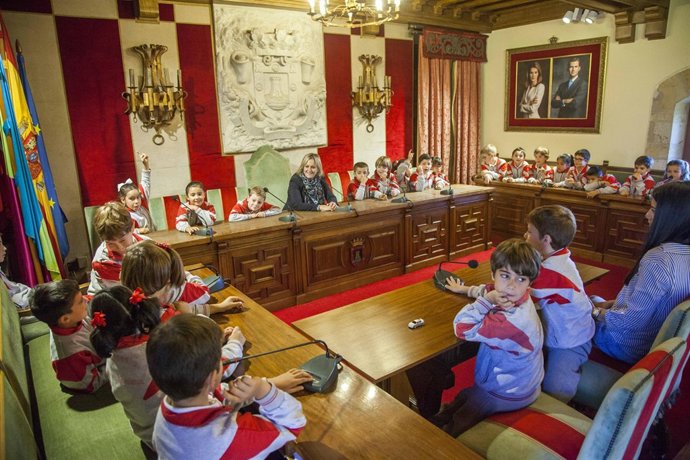 Alumnos de la Sagrada Familia visitan el Ayuntamiento