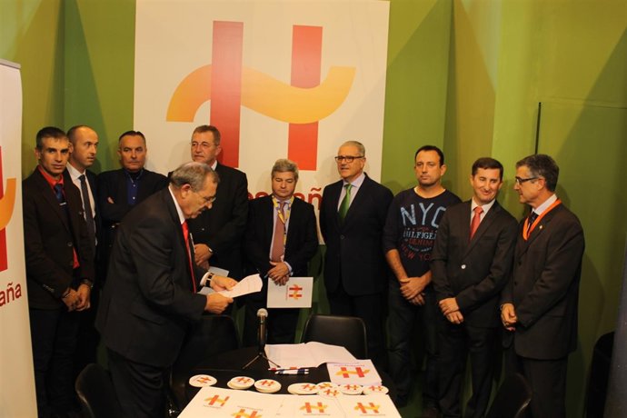 Momento de la rúbrica de Hortiespaña