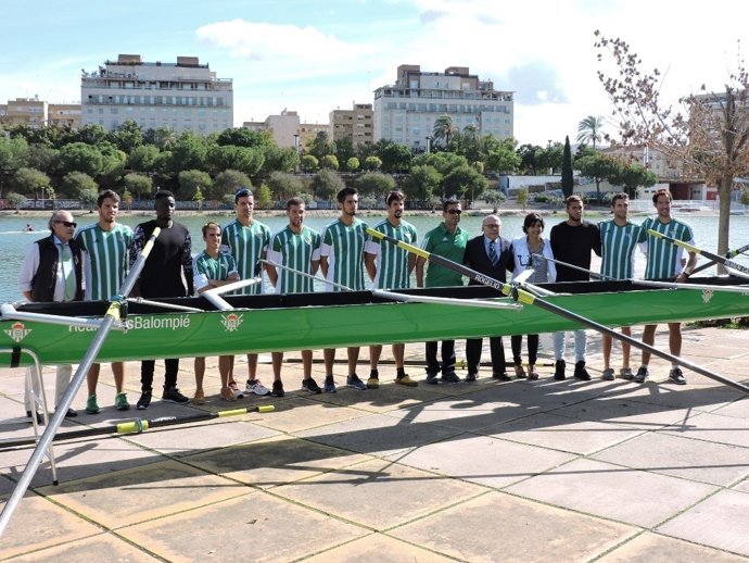 Futbolistas, remeros, presidente del Betis y María José Rienda con el barco