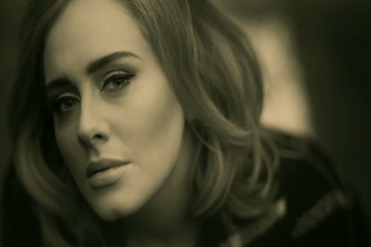 Adele supera con 'Hello' a Justin Bieber en iTunes