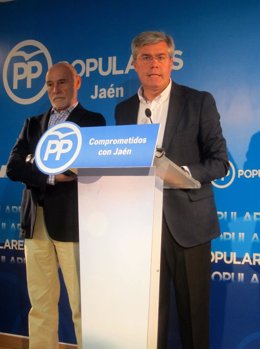 Fernández de Moya (d), junto a Puche, en la rueda de prensa.
