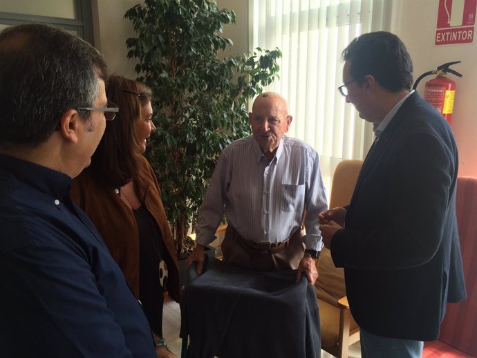 Visita a una residencia de mayores de miembros del PP en Isla Cristina.
