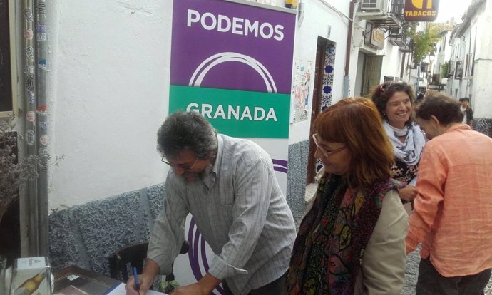 Recogida de firmas para lograr los 700 avales para Podemos.
