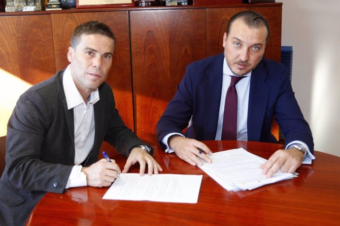 Rubi y Quico Catalán firman el contrato del nuevo míster del Levante