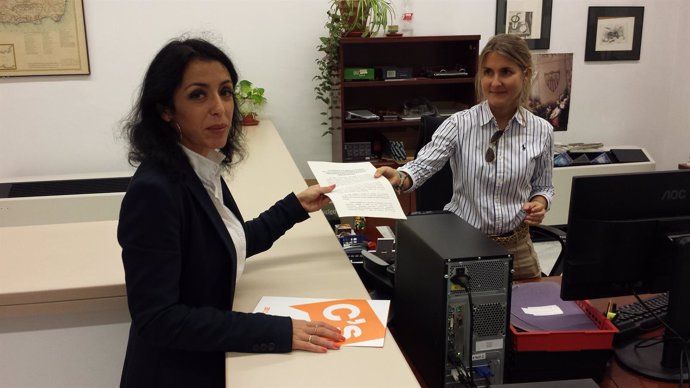 Marta Bosquet entrega el documento