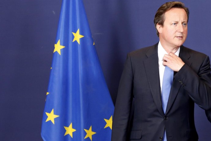 David Cameron junto a una bandera de la UE.