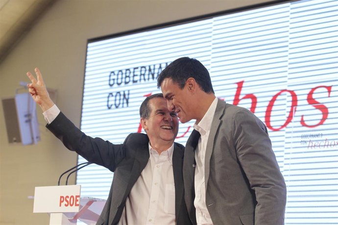 Abel Caballero y Pedro Sánchez en un acto con alcaldes y concejales