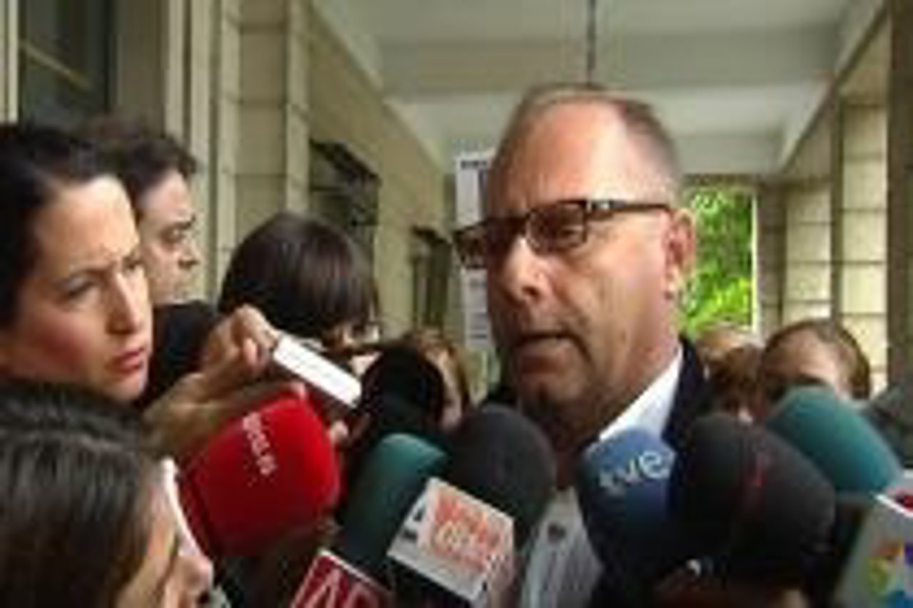 Antonio del Castillo atiende a los medios en los juzgados