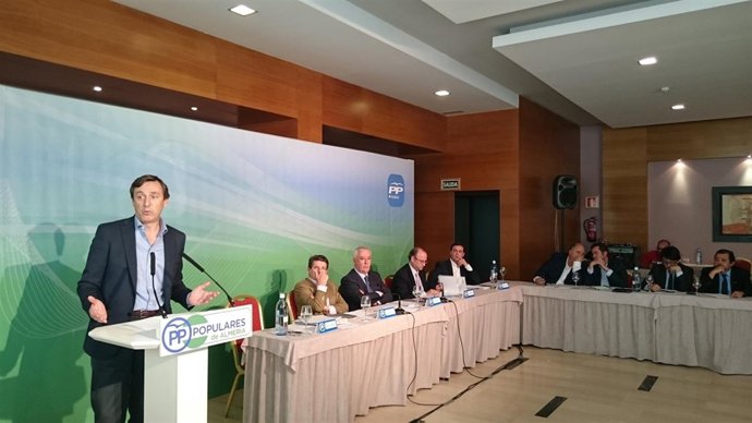 Hernando interviene en el acto de partido en Almería