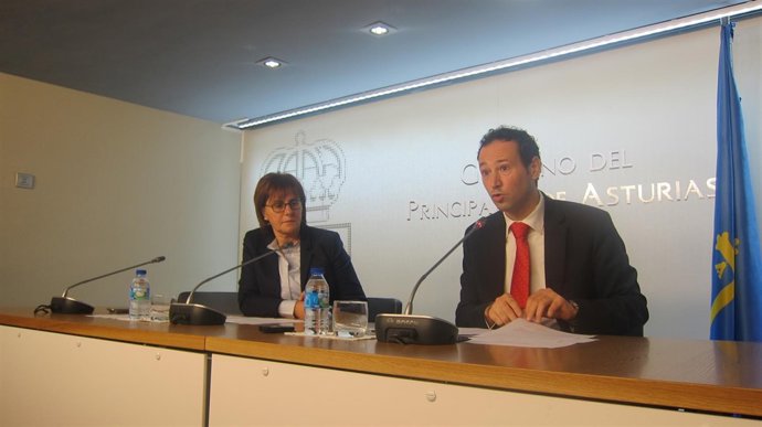 Guillermo Martínez y Pilar Varela, en rueda de prensa. 