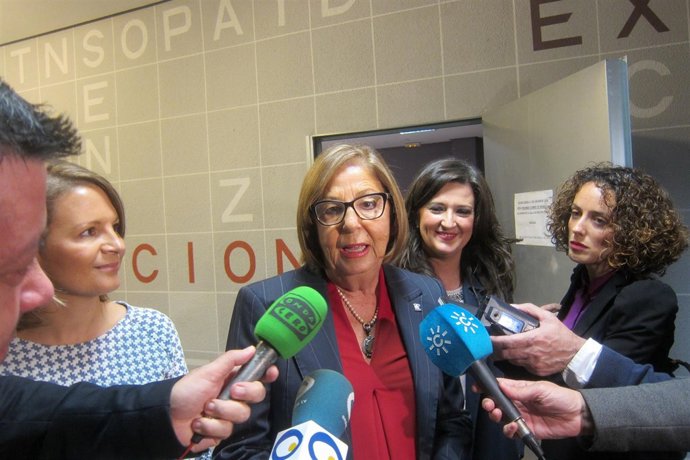 Adelaida de la Calle atiende a los periodistas.