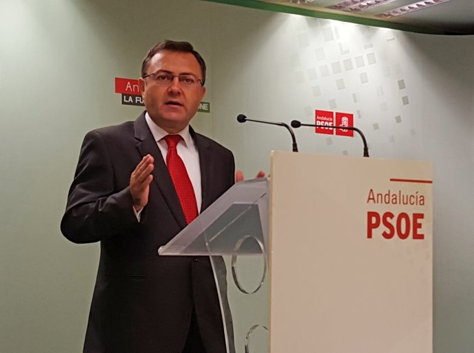 El coordinador de la Interparlamentaria del PSOE-A, Miguel Ángel Heredia