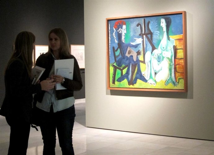 Dos espectadoras de la exposición ante una de las obras de Picasso