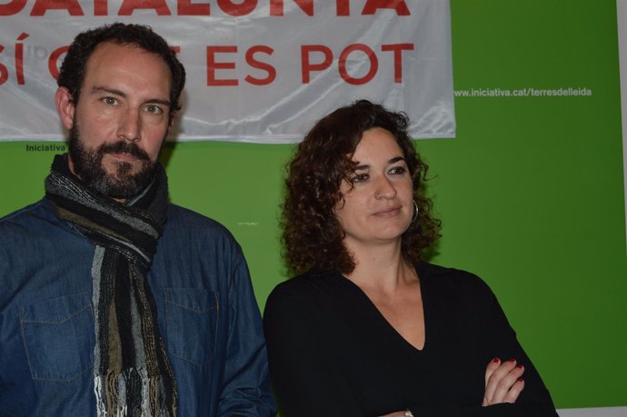 El jurista Jaume Moya con la exdiputada Sara Vilà, en la sede de ICV de Lleida