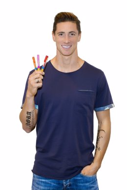 Fernando Torres con el bolígrafo solidario