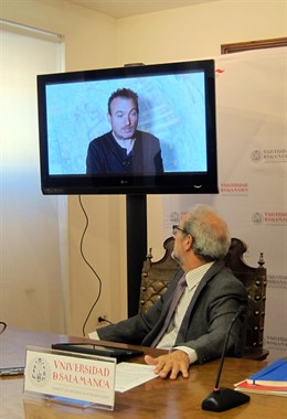 El rector de la USAL ve un vídeo sobre la creación de Miquel Barceló