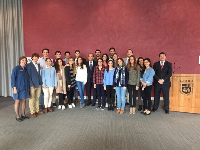 Gabriel Pérez Alcalá y Borja Martín, con alumnos de Loyola Chicago