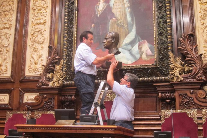 Retiran el busto de Juan Carlos I del Ayuntamiento de Barcelona