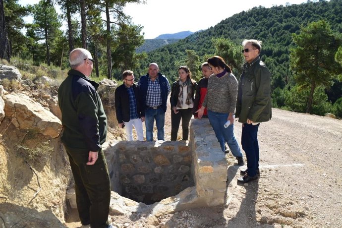 La delegada de Medio Ambiente en una visita a uno de los caminos.