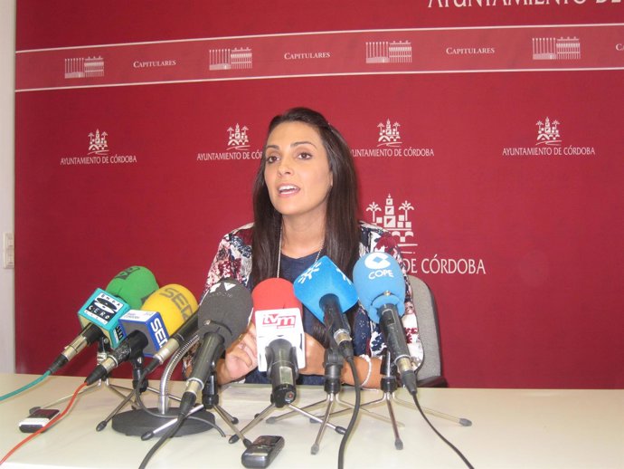 Carmen González (PSOE) en una rueda de prensa