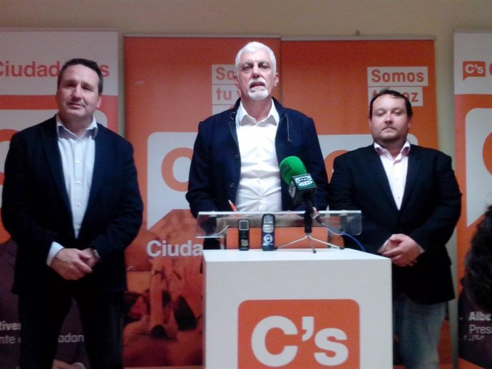 Jesús Calleja, nuevo coordinador de C's Cantabria, con Gómez y Carrancio