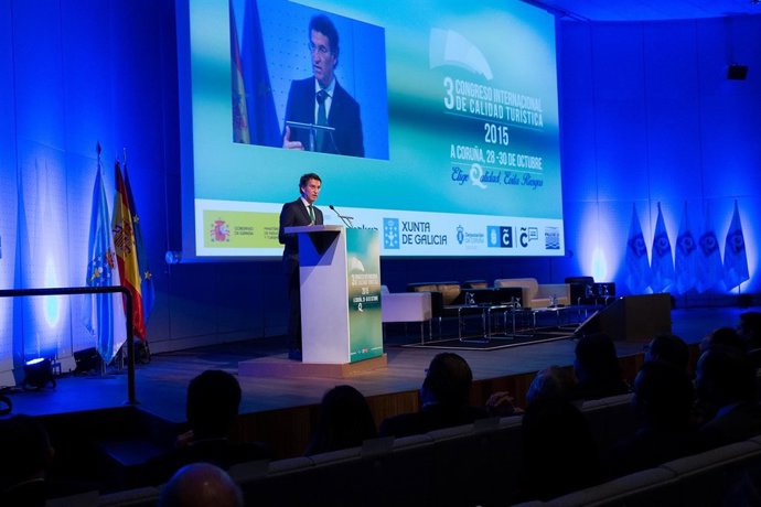 A CORUÑA  O titular da Xunta, Alberto Núñez Feijóo, acompañado pola directora de