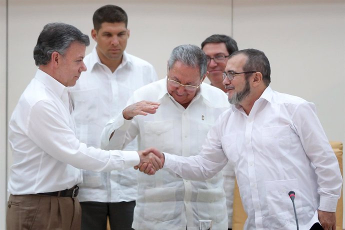 Histórico apretón de manos de Santos y Timochenko en La Habana